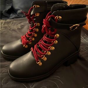 💕 Women’s Faux Leather Black and Red Combat Boot Size 9.5